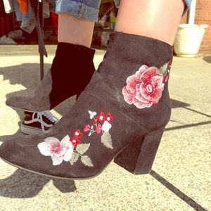 AMERICAN EAGLE Floral Boots us wmn 8